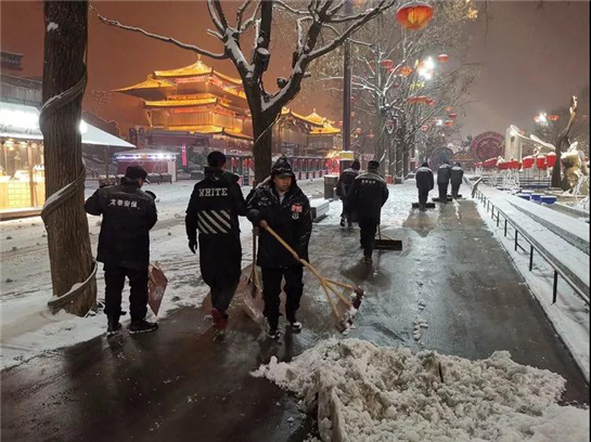 西安曲江新区清运污雪两千多立方米 确保雪停路通