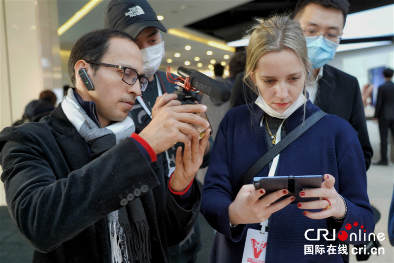 Foreign Social Media Influencers Marveled at Beijing's Development on Wheels of Technological Innovation