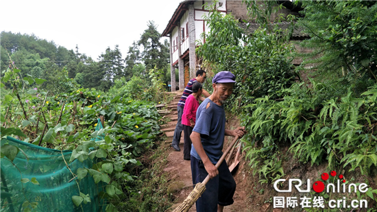 已过审【区县联动】【南川】南川太平场镇：党员齐动手清扫贫困户庭院【区县联动】南川太平场镇：党员清扫贫困户庭院