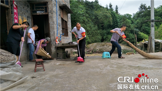 已过审【区县联动】【南川】南川太平场镇：党员齐动手清扫贫困户庭院【区县联动】南川太平场镇：党员清扫贫困户庭院