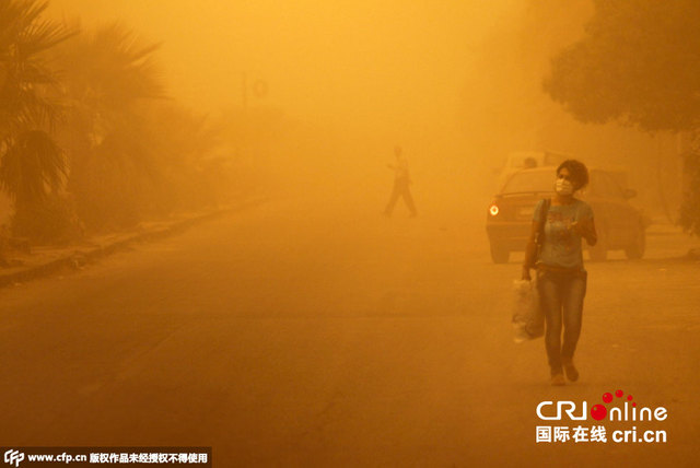 叙利亚黎巴嫩遭沙尘天气 天空变黄色混沌一片