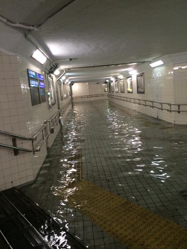 台风“艾涛”登陆日本 雨水倒灌地下通道变游泳池