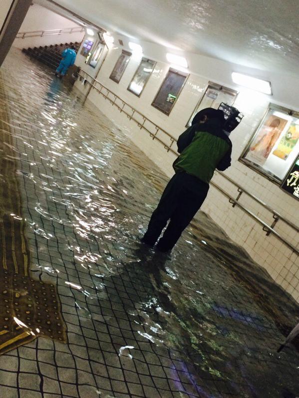 台风“艾涛”登陆日本 雨水倒灌地下通道变游泳池