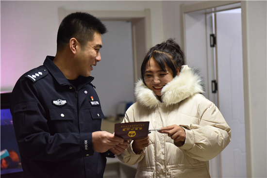 （已修改）【B】为孤女办身份证 民警成了贴心“娘家人”