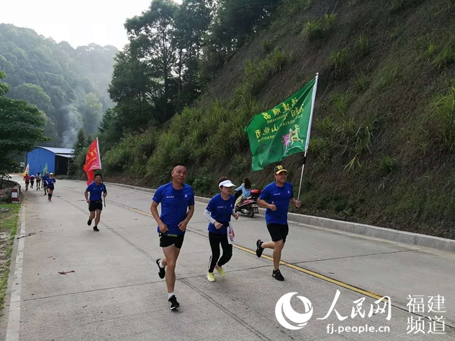 【福建时间主推】【南平】【移动版】【Chinanews带图】为跑步修乡道 福建顺昌草根跑团掀起“运动旋风”