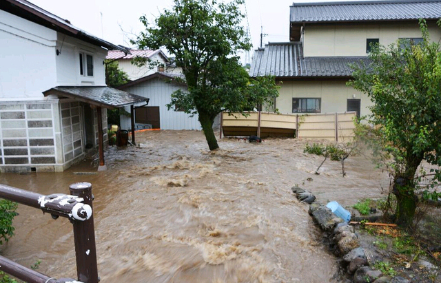 日本多地遭遇特大暴雨 城市陷入汪洋之中