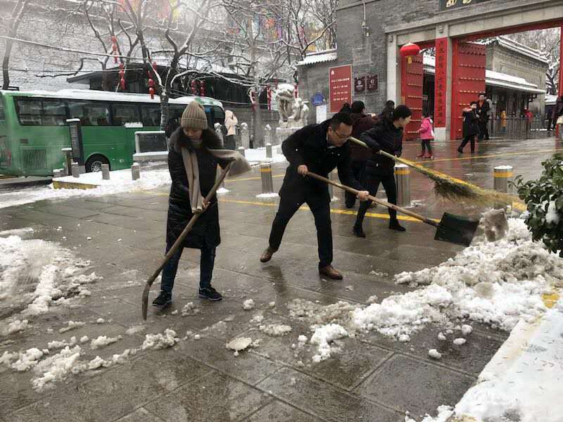 西安市碑林区组织力量扫雪除冰保通畅