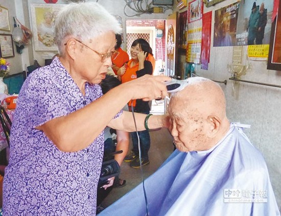 大陆夫妻因当年战火分离两岸 半世纪后重逢度余生