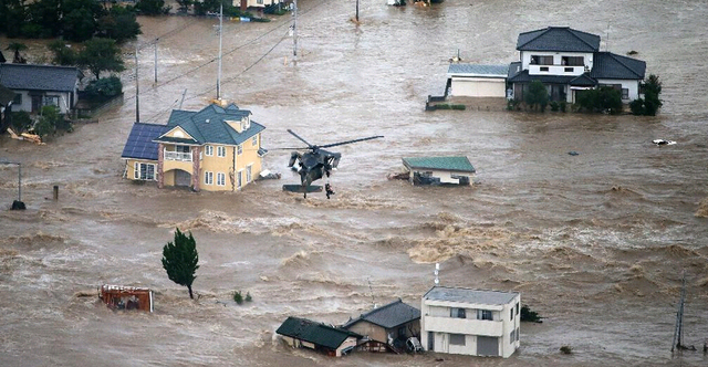 日本暴雨致上万房屋被淹 居民抱狗爬屋顶等救援