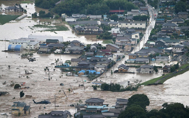 日本暴雨致上万房屋被淹 居民抱狗爬屋顶等救援