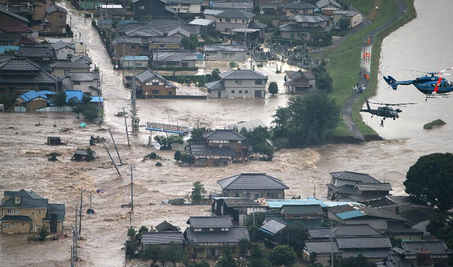 日本暴雨致上万房屋被淹 居民抱狗爬屋顶等救援