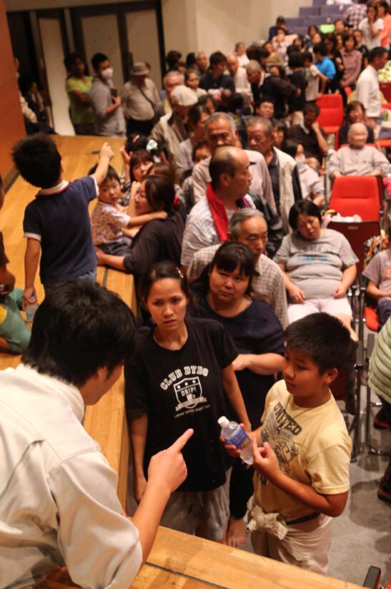 日本暴雨致上万房屋被淹 居民抱狗爬屋顶等救援