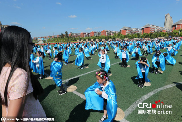 江苏一小学学生入学向父母跪行感恩礼