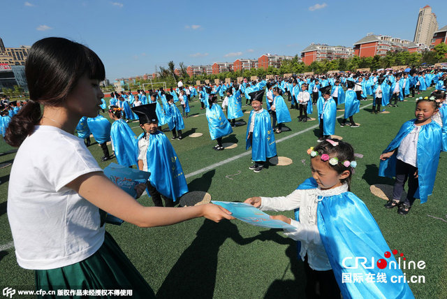 江苏一小学学生入学向父母跪行感恩礼