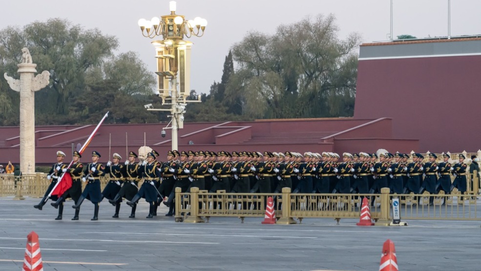 法国摄影师镜头下的升旗仪式