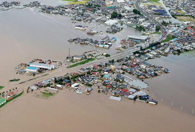 日本暴雨致上万房屋被淹 航拍图曝光