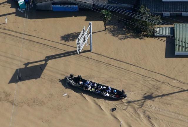 日本暴雨致上万房屋被淹 航拍图曝光