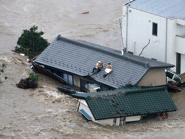 日本暴雨致上万房屋被淹 航拍图曝光