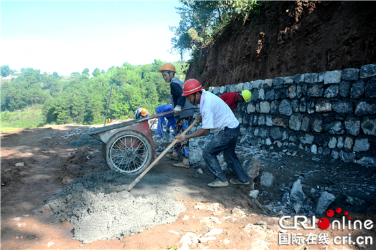 万盛万东镇三条社级公路加宽 推动村民增收致富