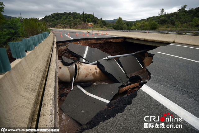 法国暴雨致洪灾 路面被毁现巨坑