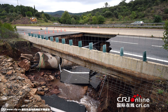 法国暴雨致洪灾 路面被毁现巨坑