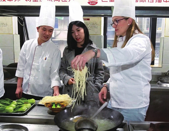 【社会民生】外国友人学做地道重庆美食  品味巴渝美食文化