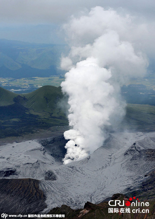 日本阿苏山喷发浓烟冲天 喷发规模罕见