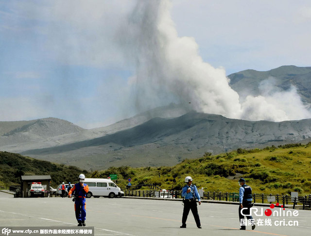 日本阿苏山喷发浓烟冲天 喷发规模罕见