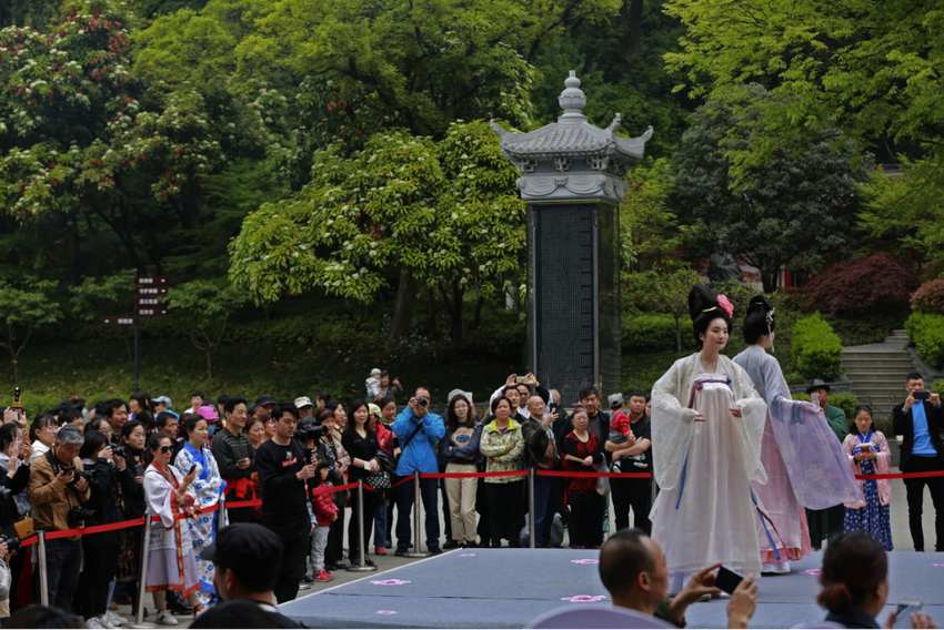 （原创 本网专稿 三吴大地南京 移动版）“又见山寺桃花开”汉服礼仪活动在栖霞山举行（条目标题）“又见山寺桃花开”汉服活动举行