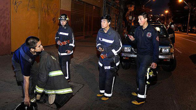 智利中部沿岸近海8.2级地震 民众户外避险