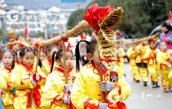 （市州）施秉：娃娃“龙灯节”体验民族文化