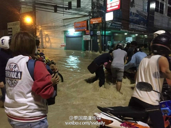 台风暴雨过境泰国 芭提雅城内涝严重