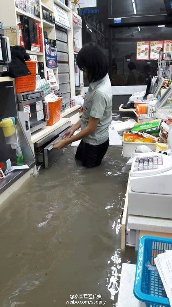 台风暴雨过境泰国 芭提雅城内涝严重