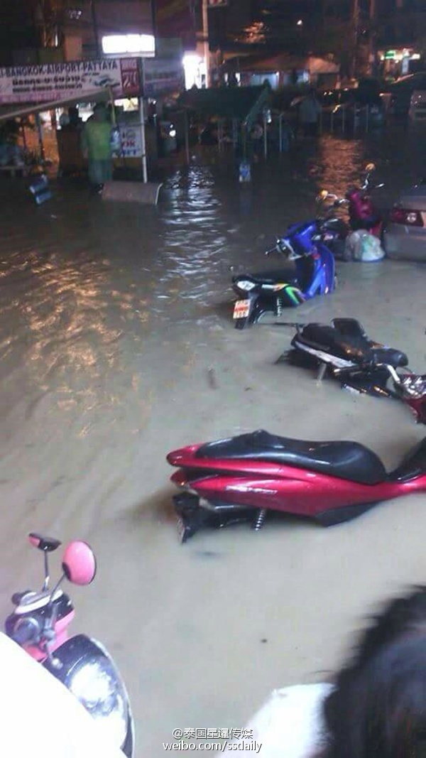 台风暴雨过境泰国 芭提雅城内涝严重