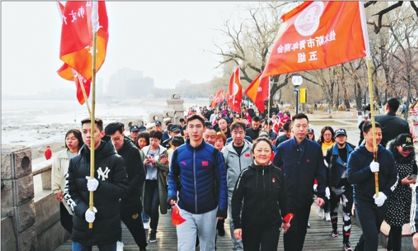 与武大靖同行佩戴国旗徽章健步走