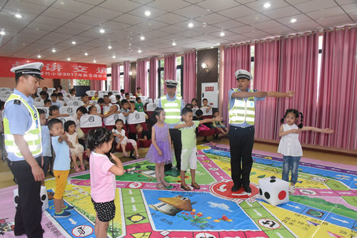 【法制安全列表】梁平公安局深入小学开展“交通安全第一课”活动