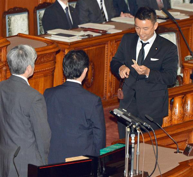 日本议员穿孝服出席参院大会 称为自民党送别