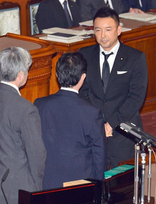 日本议员穿孝服出席参院大会 称为自民党送别