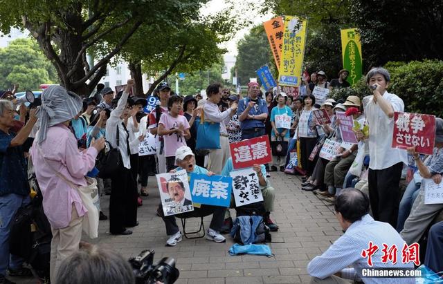 日本民众街头抗议强行通过安保法案