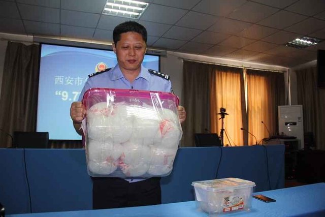 西安警方荷枪实弹押解贩毒嫌犯