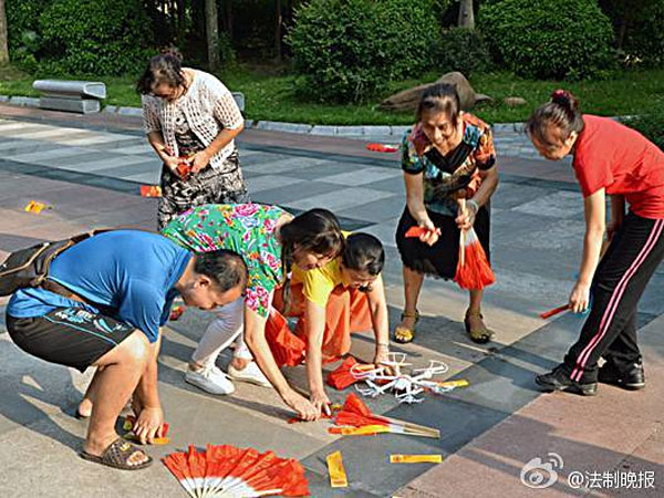 小伙无人机给女友送月饼券 被广场舞大妈击落