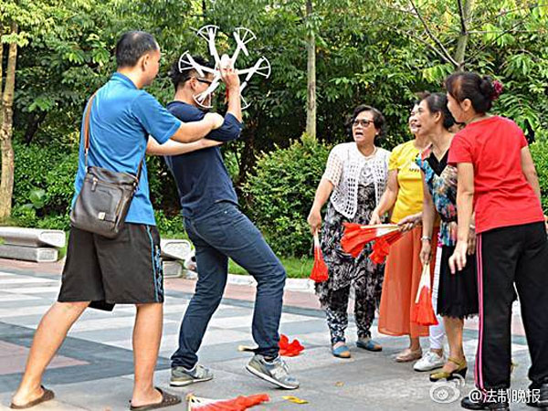 小伙无人机给女友送月饼券 被广场舞大妈击落