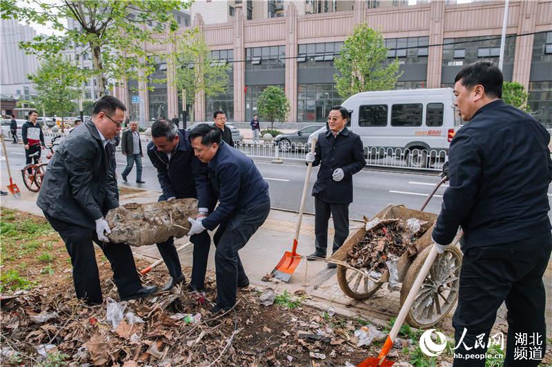 湖北省启动“一把扫帚扫到底 干干净净迎国庆”活动