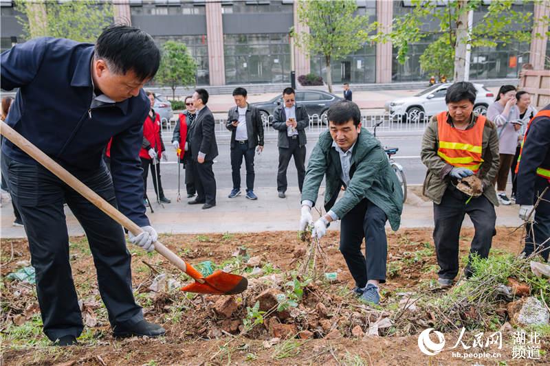 湖北省启动“一把扫帚扫到底 干干净净迎国庆”活动