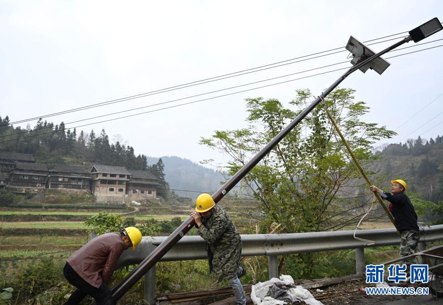 广西柳州：7万盏太阳能路灯点亮乡村