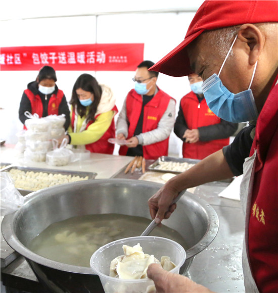 河南宝丰：包饺子迎冬至 爱心涌动送温暖