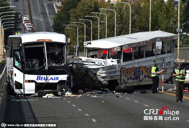 美国西雅图一辆旅游车与巴士相撞 至少4人死亡