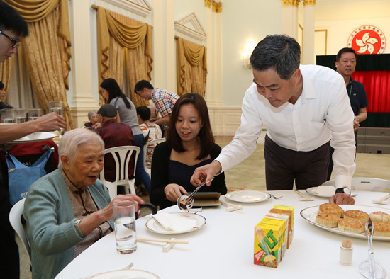 香港特首梁振英中秋送暖 山东月饼奉长者