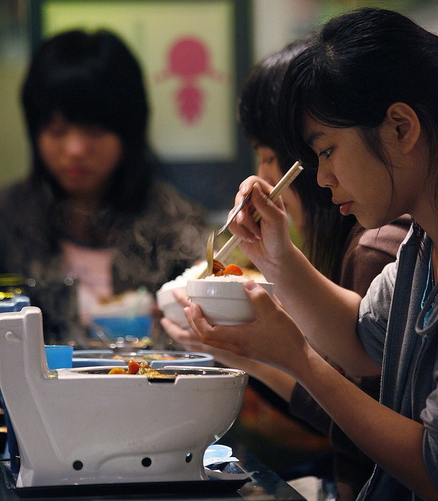 盘点亚洲奇葩主题餐厅 厕所餐厅“大便食物”大热