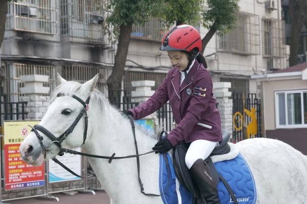 3位小骑士飒爽亮相 马术公开课走进水果湖一小